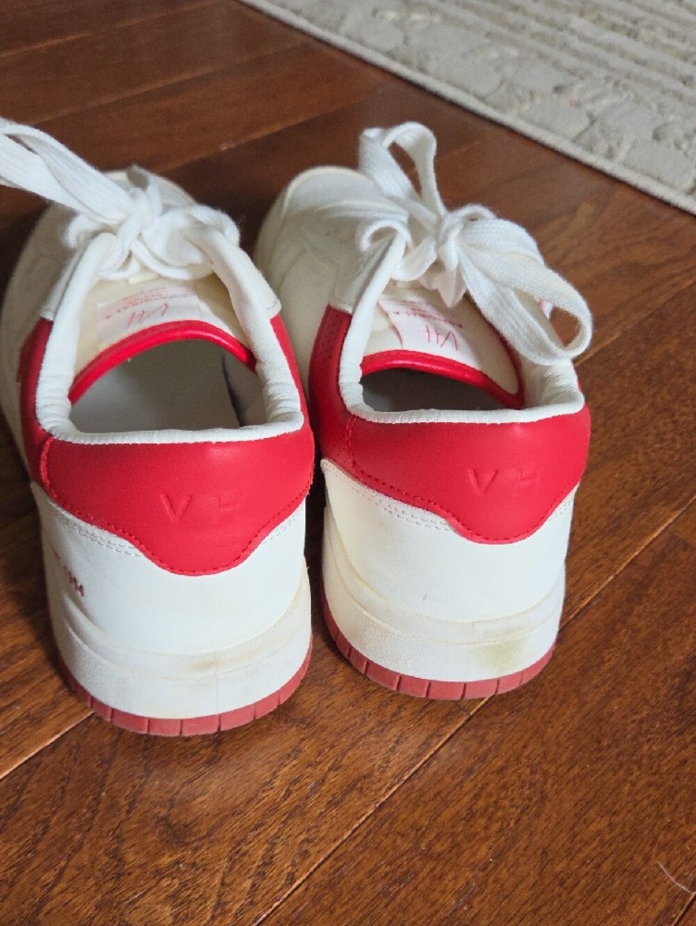 Vintage Havana White Sneakers with Red Star Accents - Picture 5 of 13